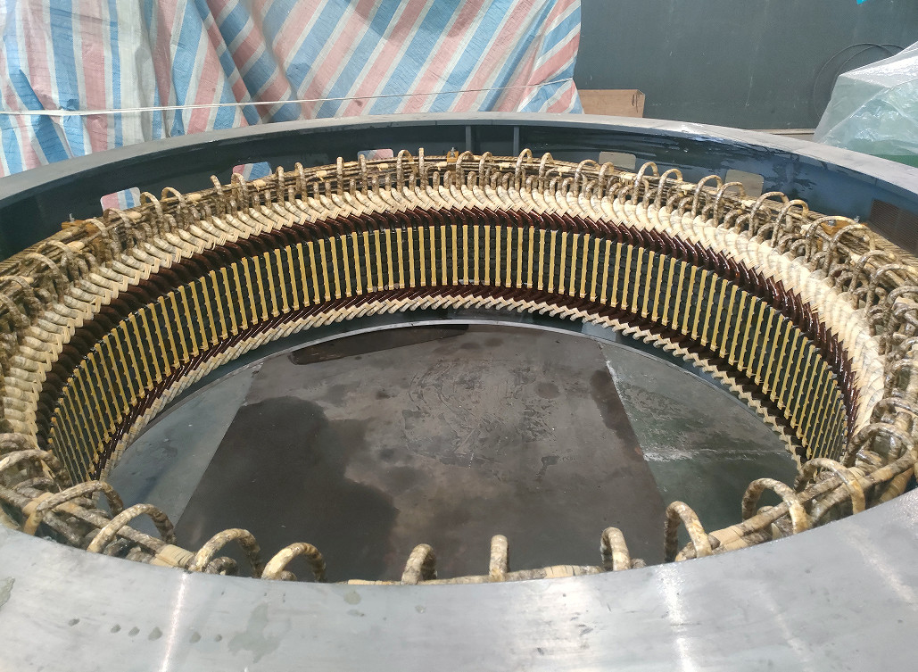Turbine hydraulique verticale automatique pour tête d'eau 5m-500m et tension 400V